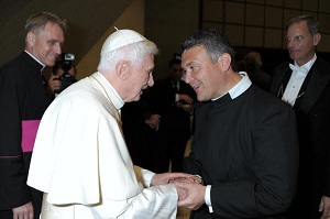 Besuch von Pater Mario Aviles bei Papst Benedikt am 01.10.2012